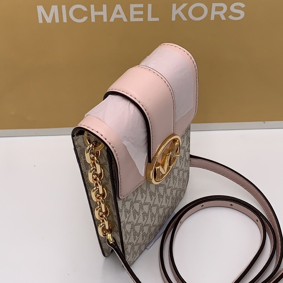 NWT Michael Kors Carmen Small NS Logo
Smartphone Crossbody VANILLA/PINK COLOR - Picture 4 of 15